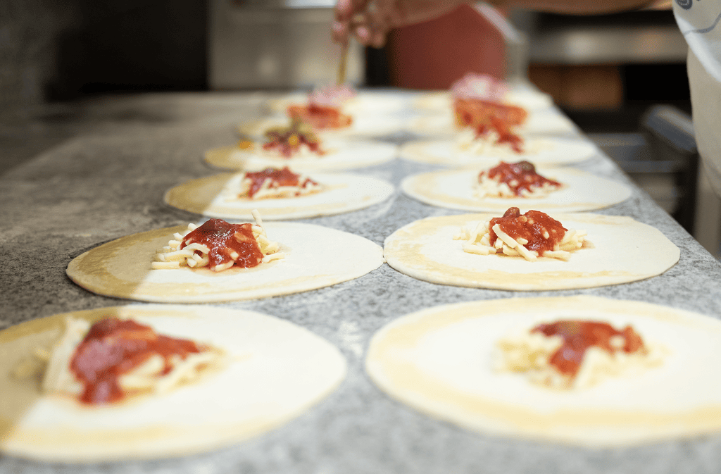 photo de pizzas prêtes à être enfournées © eva creative media