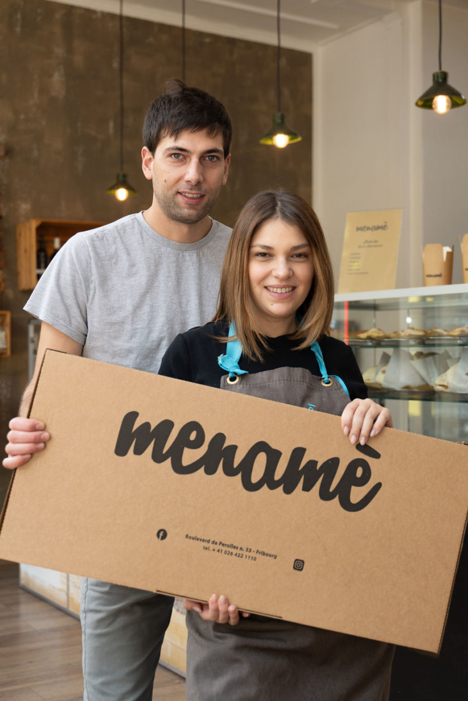 photo de Marika et Julien qui tiennent un carton à pizza estampillé Menamè © eva creative media